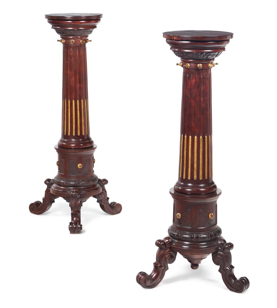 A PAIR OF MAHOGANY AND PARCEL GILT PEDESTAL COLUMNS, LATE 19TH CENTURY