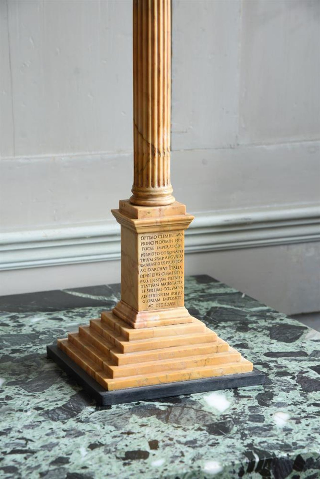 Y AN ITALIAN GRAND TOUR GIALLO ANTICO MARBLE MODEL OF THE COLUMN OF PHOCAS, 19TH CENTURY - Image 2 of 3