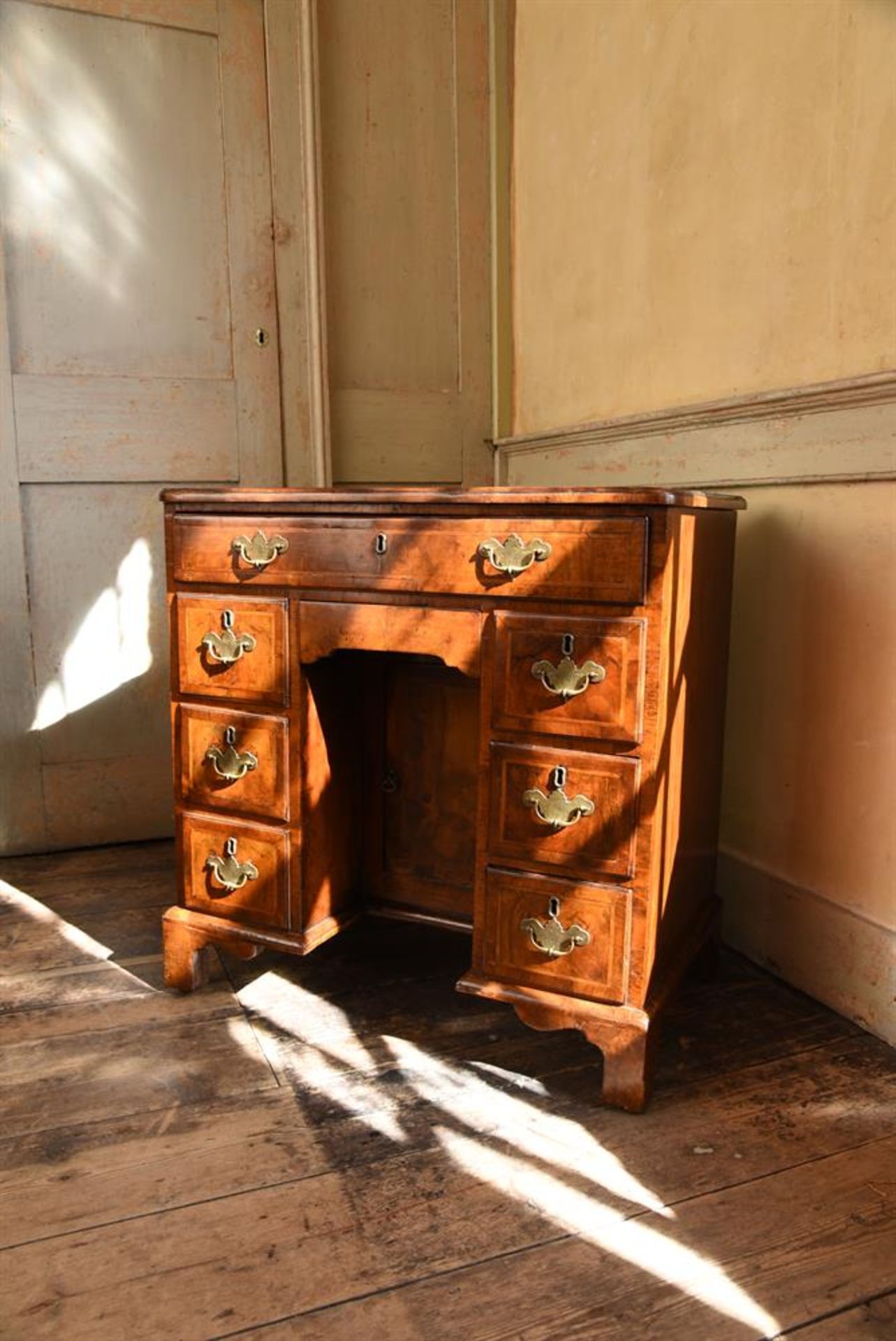 A GEORGE II WALNUT AND CROSSBANDED KNEEHOLE DESK, CIRCA 1730 - Image 2 of 4