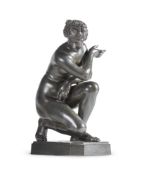 AFTER THE ANTIQUE, A BRONZE FIGURE OF THE CROUCHING VENUS, ITALIAN OR FRENCH, EARLY 19TH CENTURY