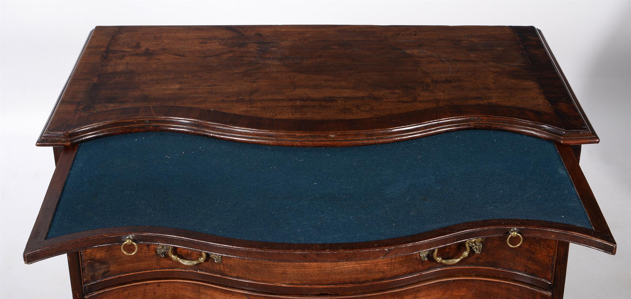 A GEORGE III MAHOGANY AND CROSSBANDED SERPENTINE FRONT COMMODE, IN THE MANNER OF THOMAS CHIPPENDALE - Image 4 of 5