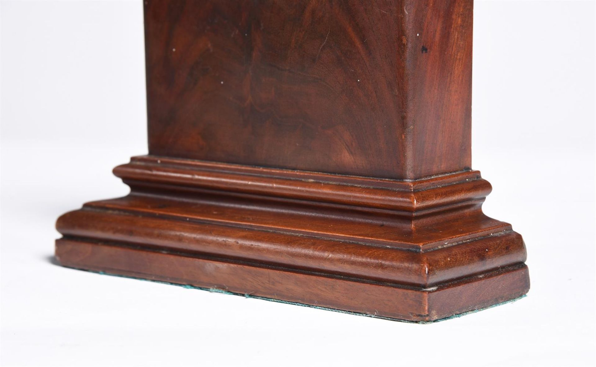 A PAIR OF REGENCY MAHOGANY BOOKENDS, IN THE MANNER OF GILLOWS - Bild 2 aus 2