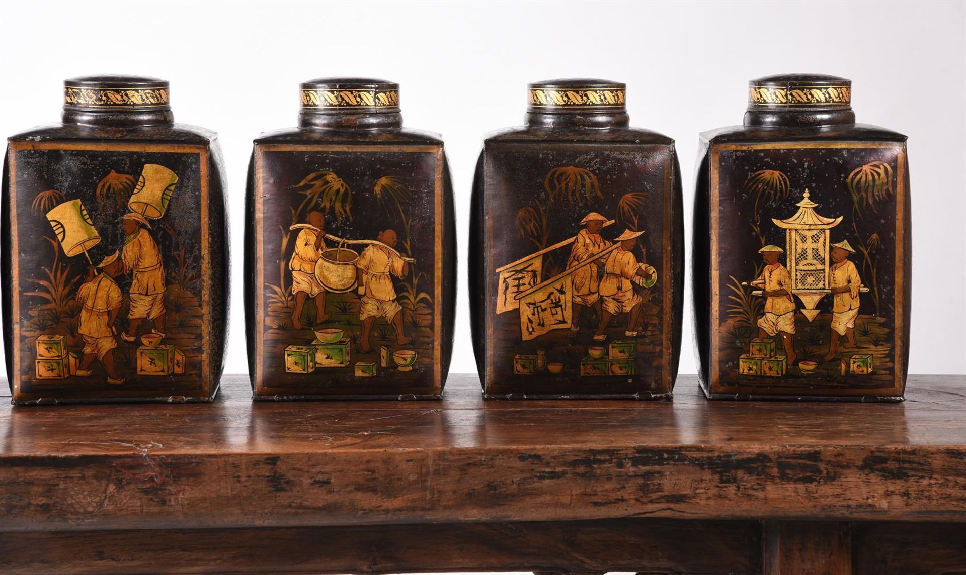 A SET OF SEVEN VICTORIAN TOLE PEINTE TEA CANNISTERS MID 19TH CENTURY Each with painted a Chinese f - Bild 6 aus 8