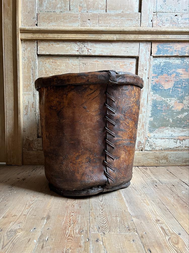 A LARGE STITCHED LEATHER LOG BIN, 18TH OR 19TH CENTURY - Image 4 of 6