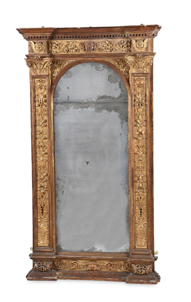 AN ITALIAN CARVED GILTWOOD MIRROR, OF TABERNACLE TYPE, 17TH/18th CENTURY