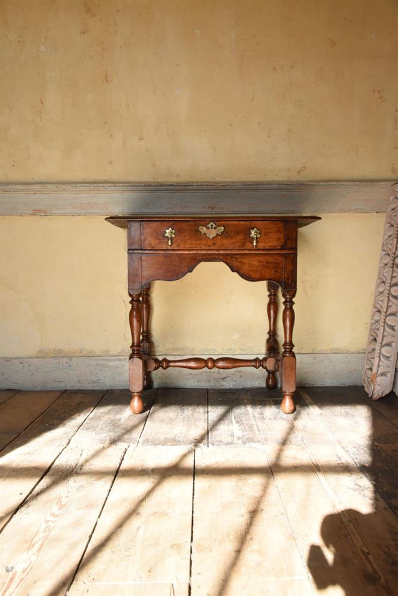 A WILLIAM III WALNUT SIDE TABLE, CIRCA 1700 - Image 2 of 3