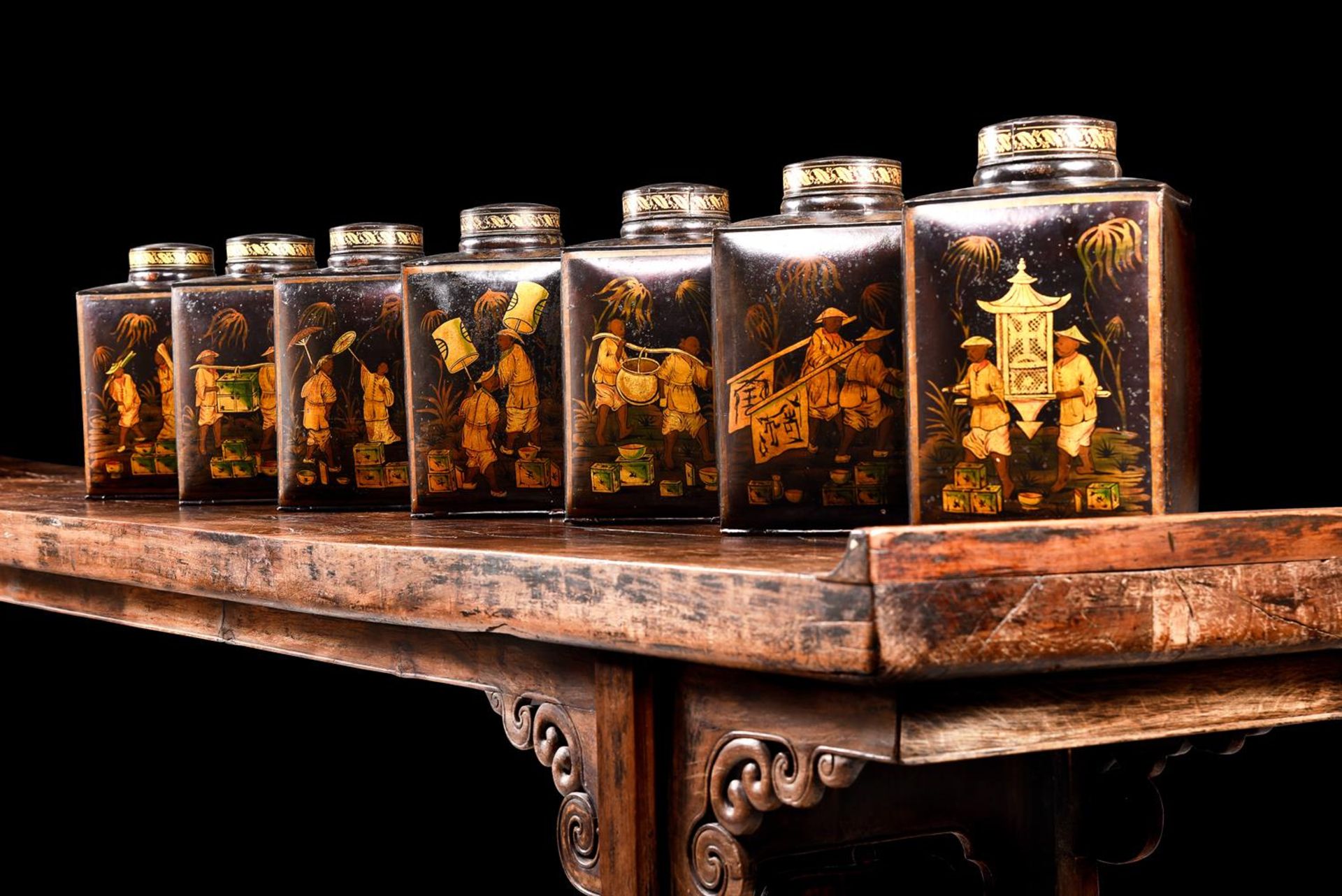 A SET OF SEVEN VICTORIAN TOLE PEINTE TEA CANNISTERS MID 19TH CENTURY Each with painted a Chinese f - Bild 4 aus 8