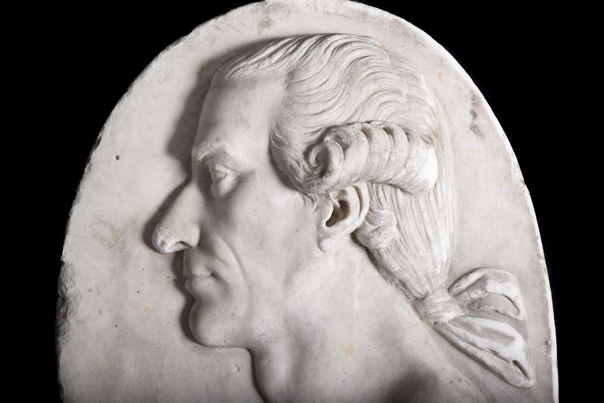 A CARVED WHITE MARBLE PROFILE RELIEF PLAQUE OF A GENTLEMAN, MANNER OF JOHN FLAXMAN, CIRCA 1790 - Image 2 of 2