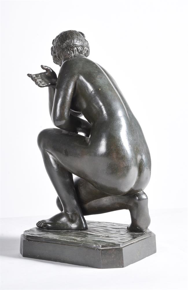 AFTER THE ANTIQUE, A BRONZE FIGURE OF THE CROUCHING VENUS, ITALIAN OR FRENCH, EARLY 19TH CENTURY - Image 3 of 3