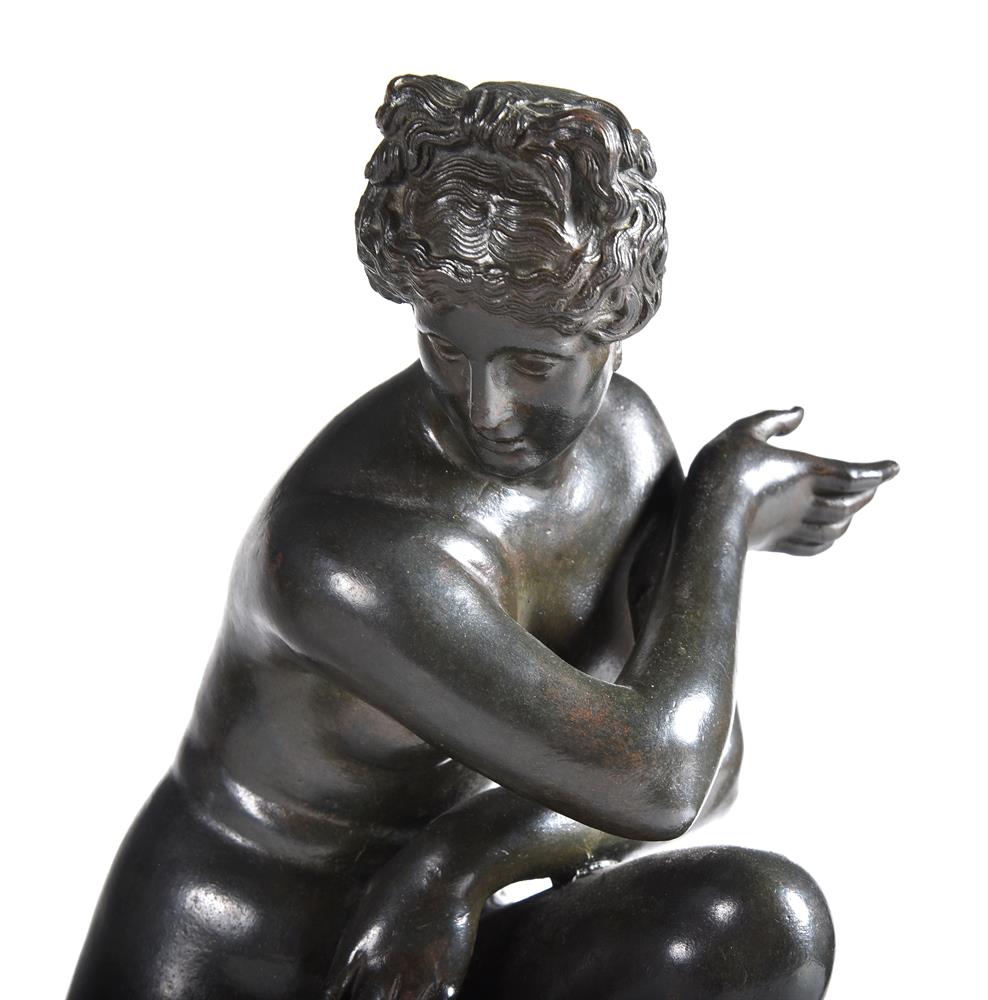 AFTER THE ANTIQUE, A BRONZE FIGURE OF THE CROUCHING VENUS, ITALIAN OR FRENCH, EARLY 19TH CENTURY - Image 2 of 3