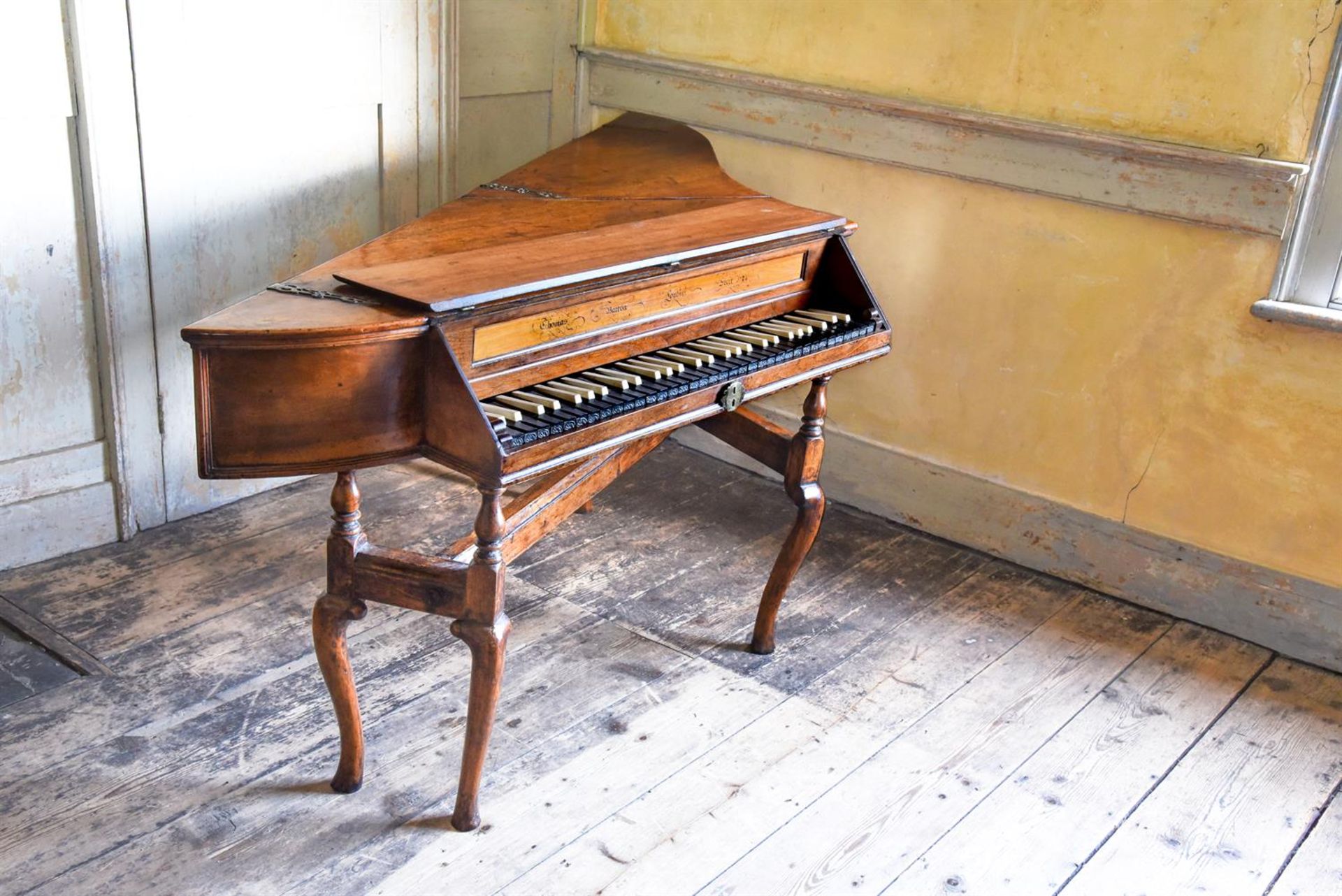 Y A GEORGE I WALNUT BENTSIDE SPINET, ATTRIBUTED TO THOMAS BARTON, BISHOPSGATE, LONDON, CIRCA 1724 - Bild 3 aus 4