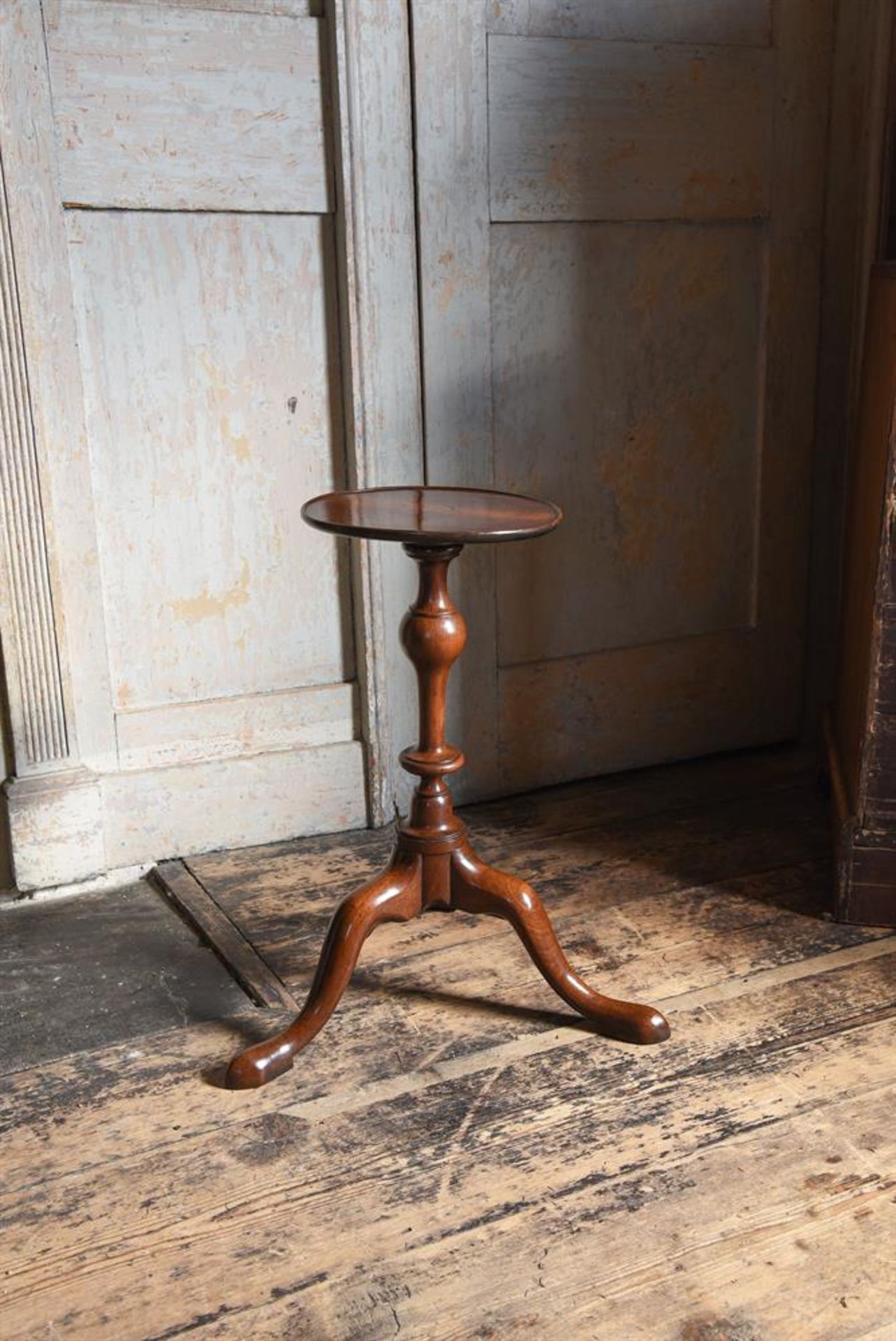 A GEORGE II MAHOGANY KETTLE STAND, CIRCA 1735 - Image 2 of 3