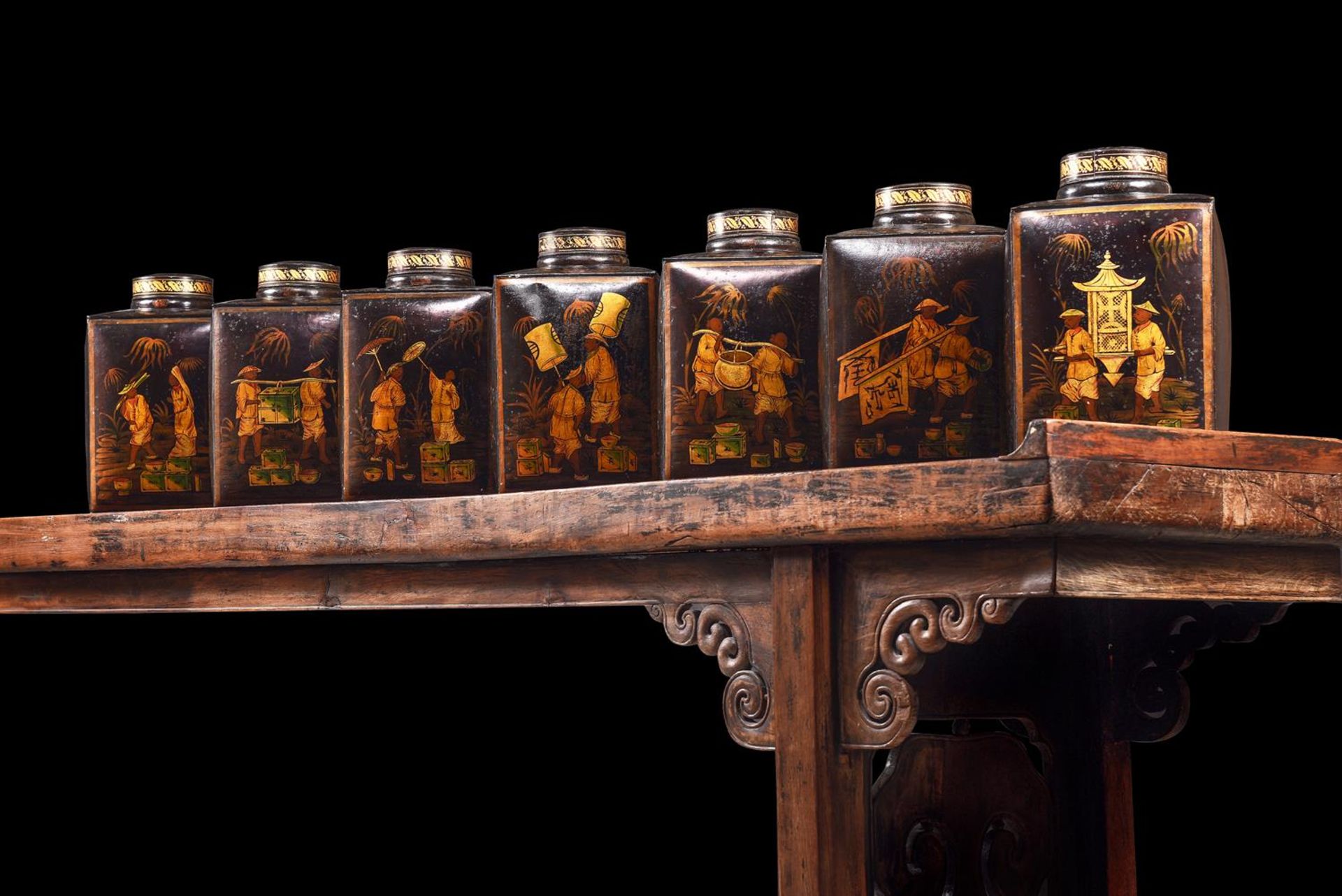 A SET OF SEVEN VICTORIAN TOLE PEINTE TEA CANNISTERS MID 19TH CENTURY Each with painted a Chinese f - Bild 2 aus 8