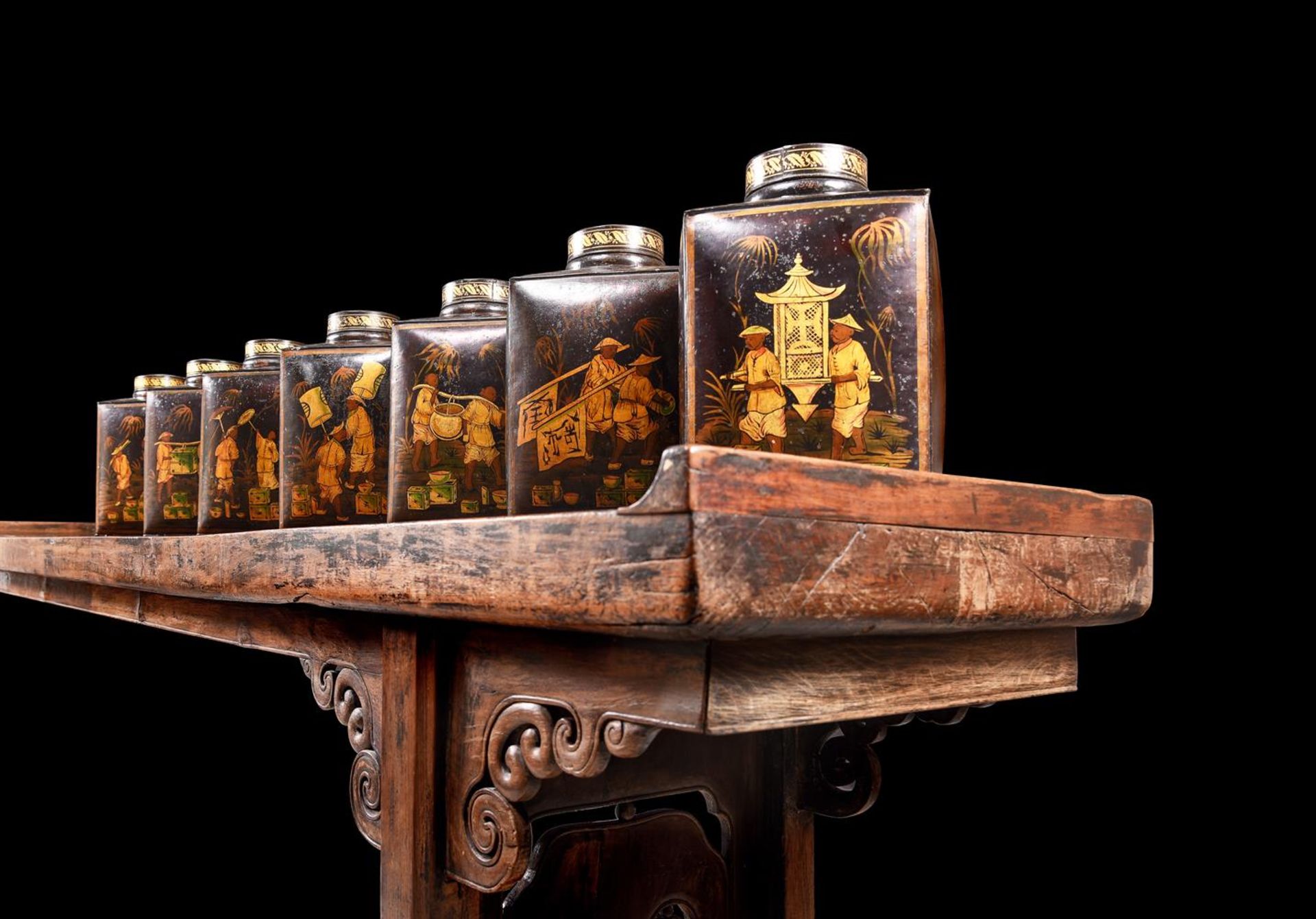 A SET OF SEVEN VICTORIAN TOLE PEINTE TEA CANNISTERS MID 19TH CENTURY Each with painted a Chinese f - Bild 3 aus 8