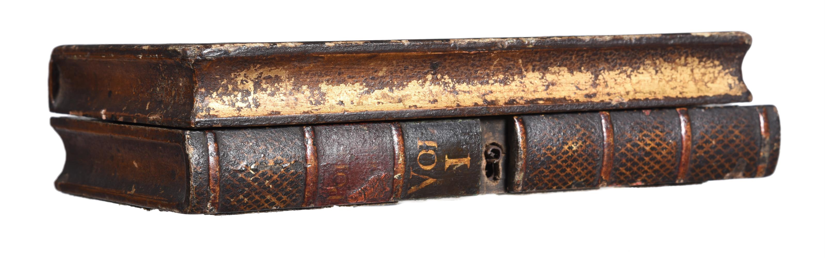 A GEORGE III PAINTED AND PARCEL GILT NOVELTY INK STAND IN THE FORM OF TWO STACKED BOOKS - Image 4 of 5