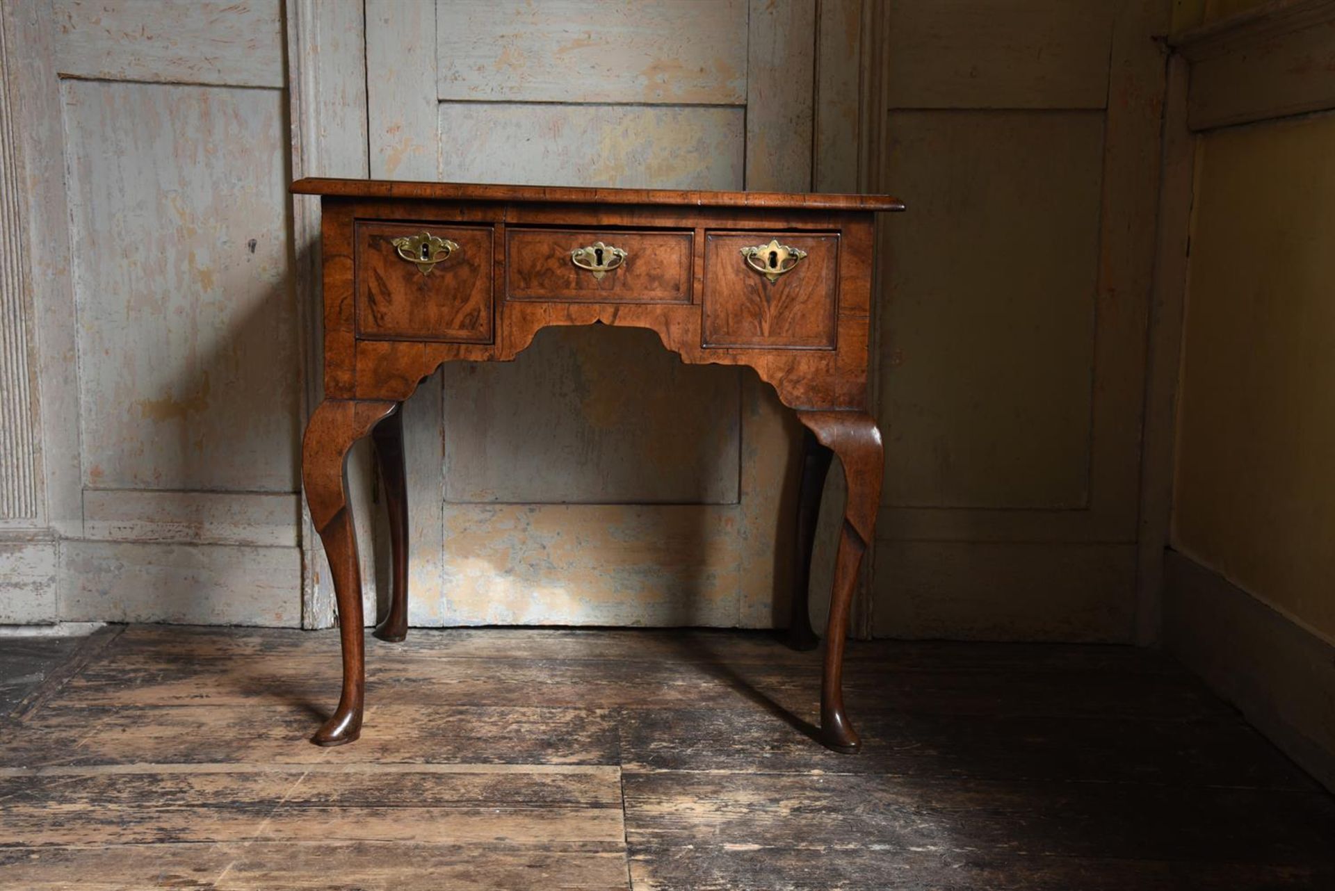 A GEORGE II WALNUT AND FEATHER BANDED SIDE TABLE, CIRCA 1730 - Image 4 of 4