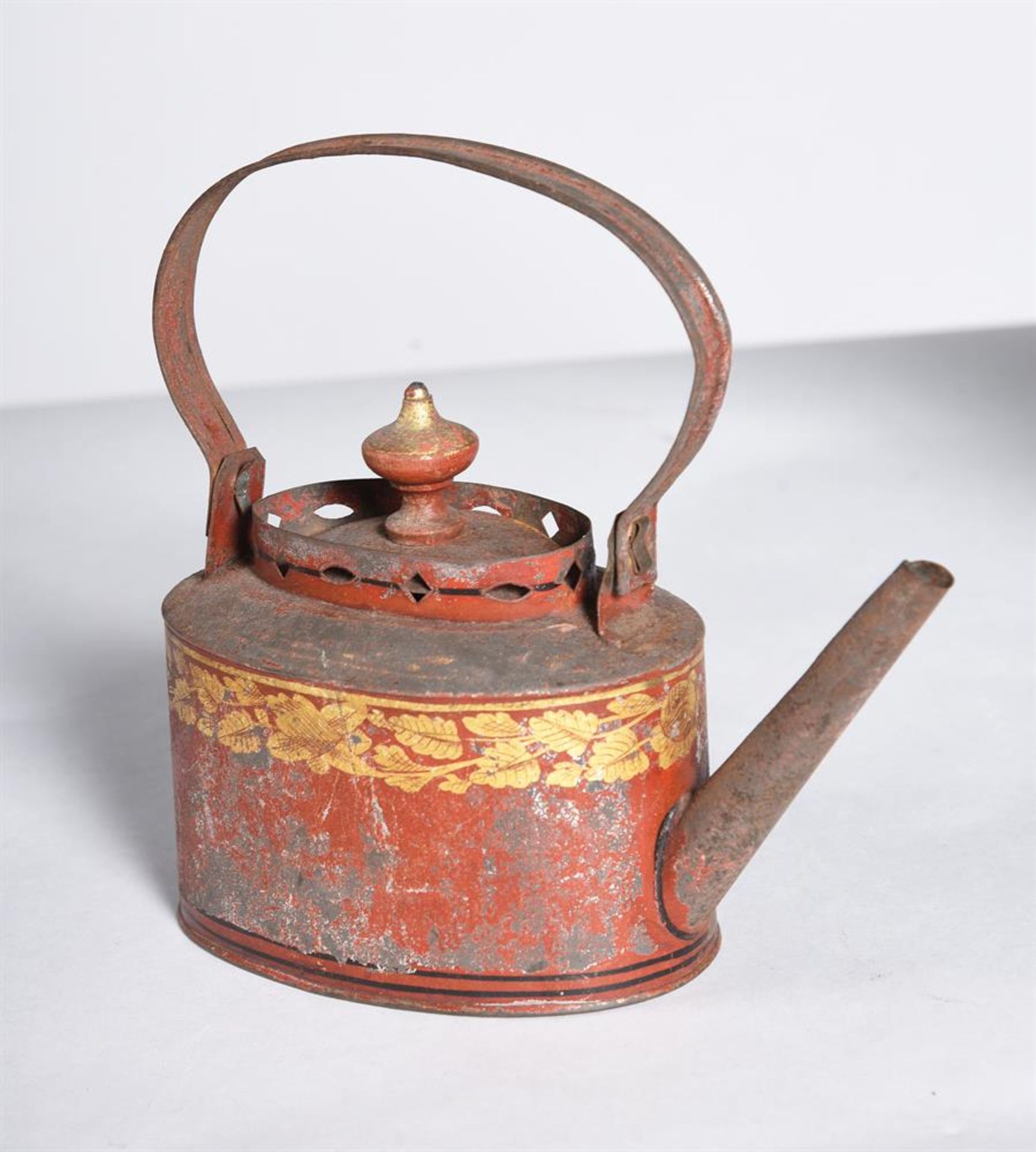 A REGENCY TOLE PEINTE TEAPOT EARLY 19TH CENTURY Red body with gilt leaf band 16cm highAND A TOLE - Bild 3 aus 3