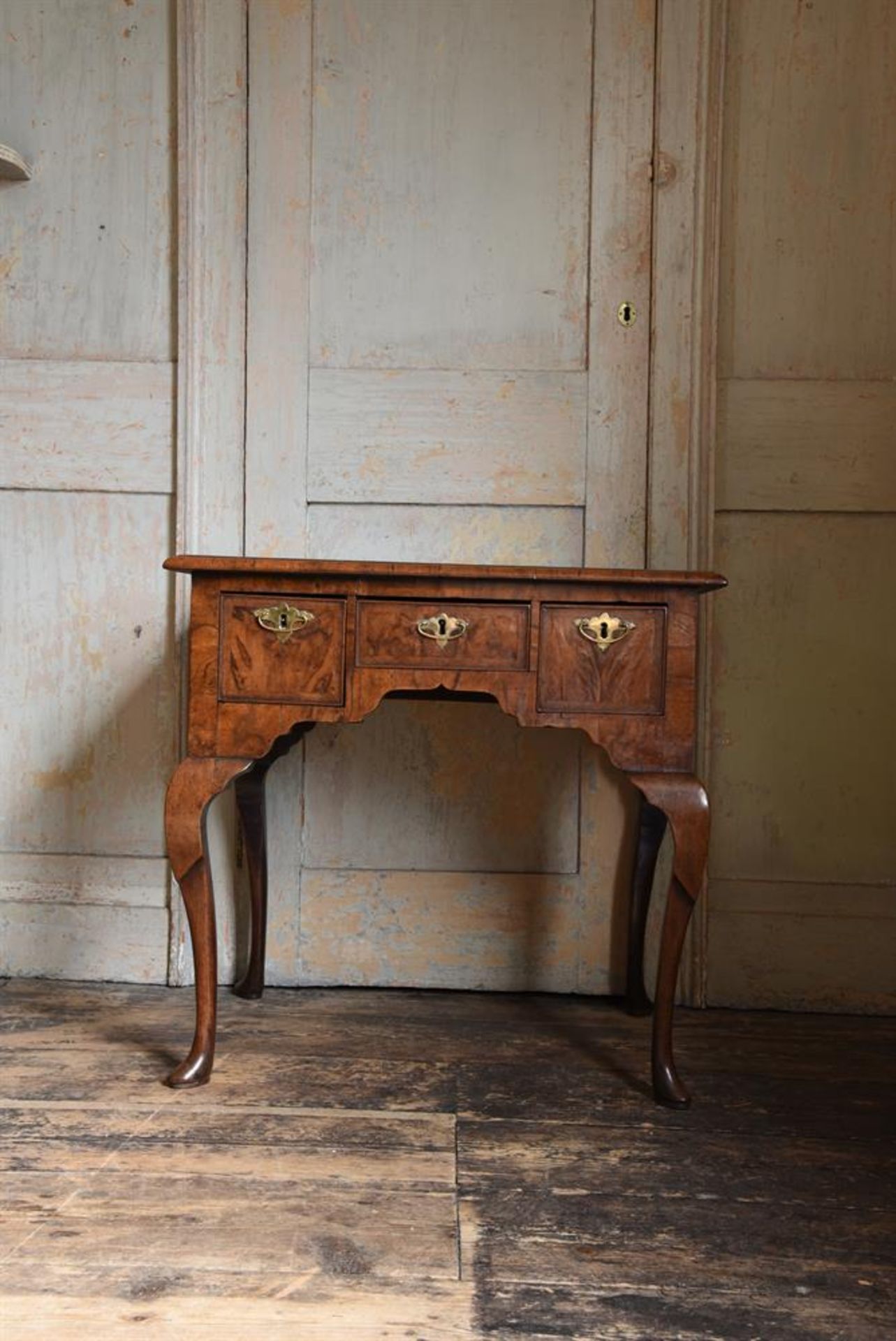 A GEORGE II WALNUT AND FEATHER BANDED SIDE TABLE, CIRCA 1730 - Image 2 of 4