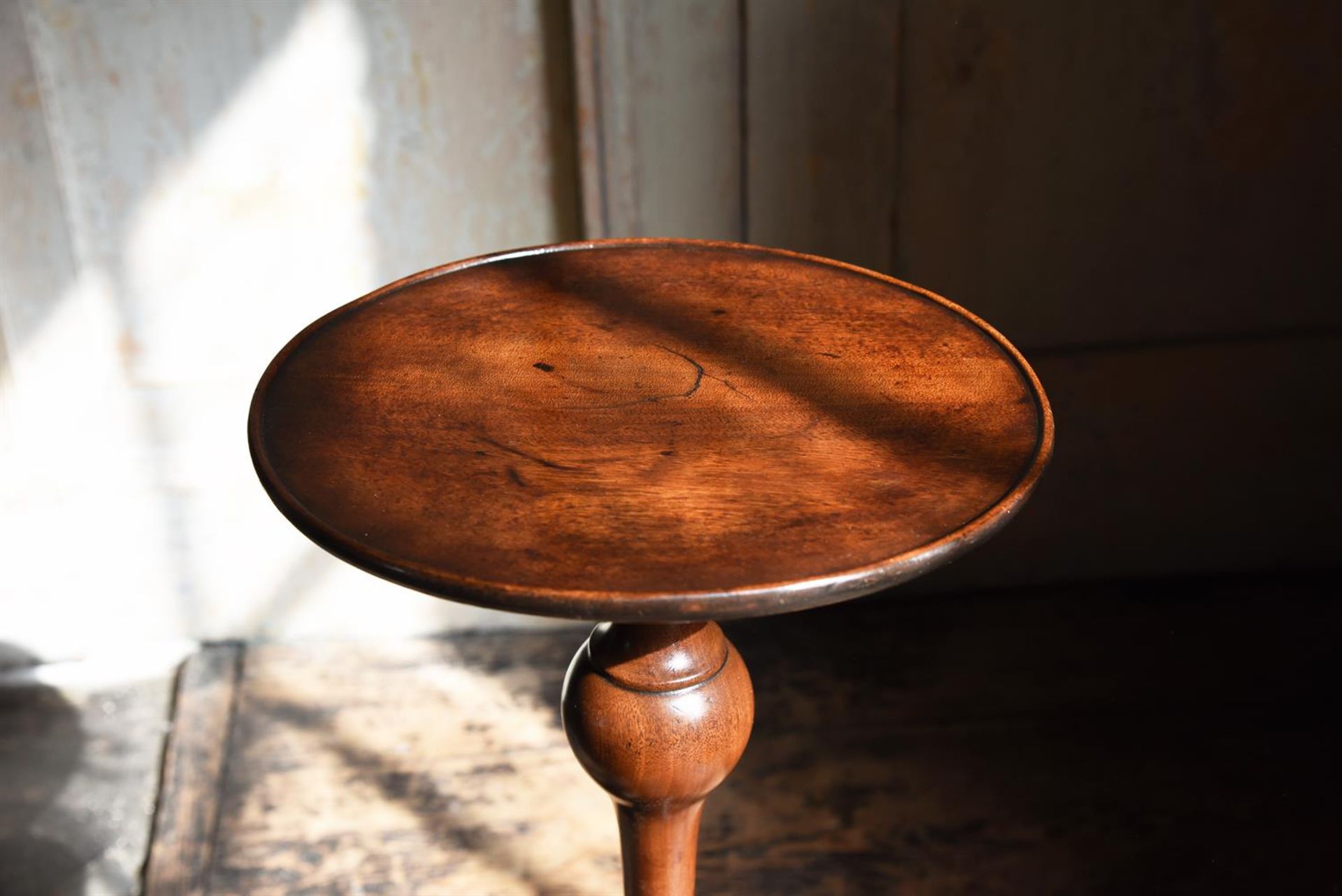 A GEORGE II MAHOGANY KETTLE STAND, CIRCA 1735 - Image 3 of 3