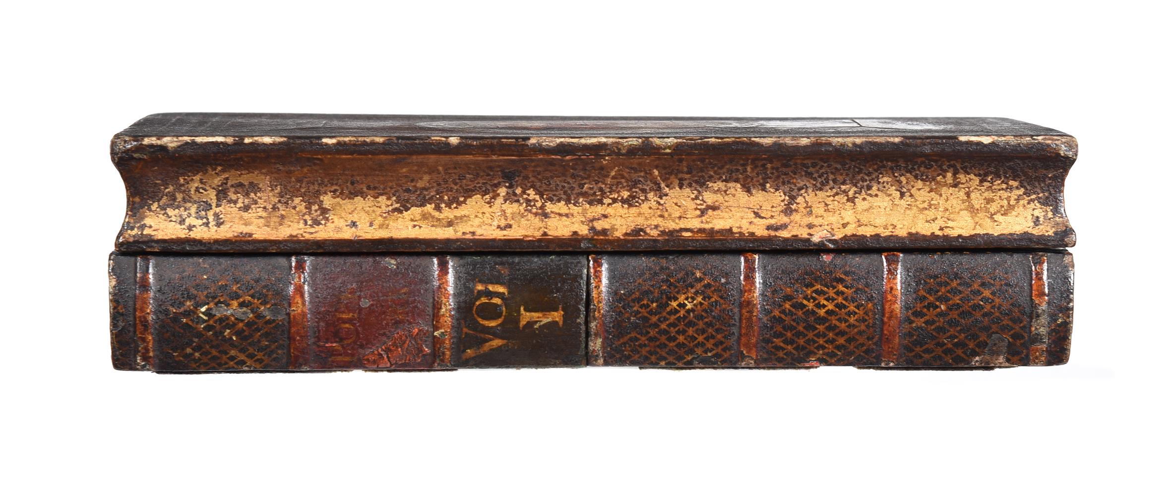 A GEORGE III PAINTED AND PARCEL GILT NOVELTY INK STAND IN THE FORM OF TWO STACKED BOOKS - Image 3 of 5