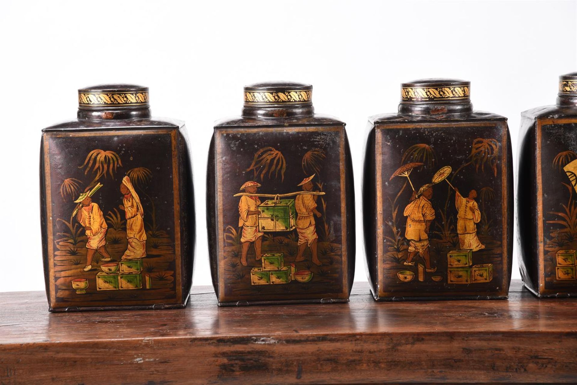 A SET OF SEVEN VICTORIAN TOLE PEINTE TEA CANNISTERS MID 19TH CENTURY Each with painted a Chinese f - Bild 5 aus 8