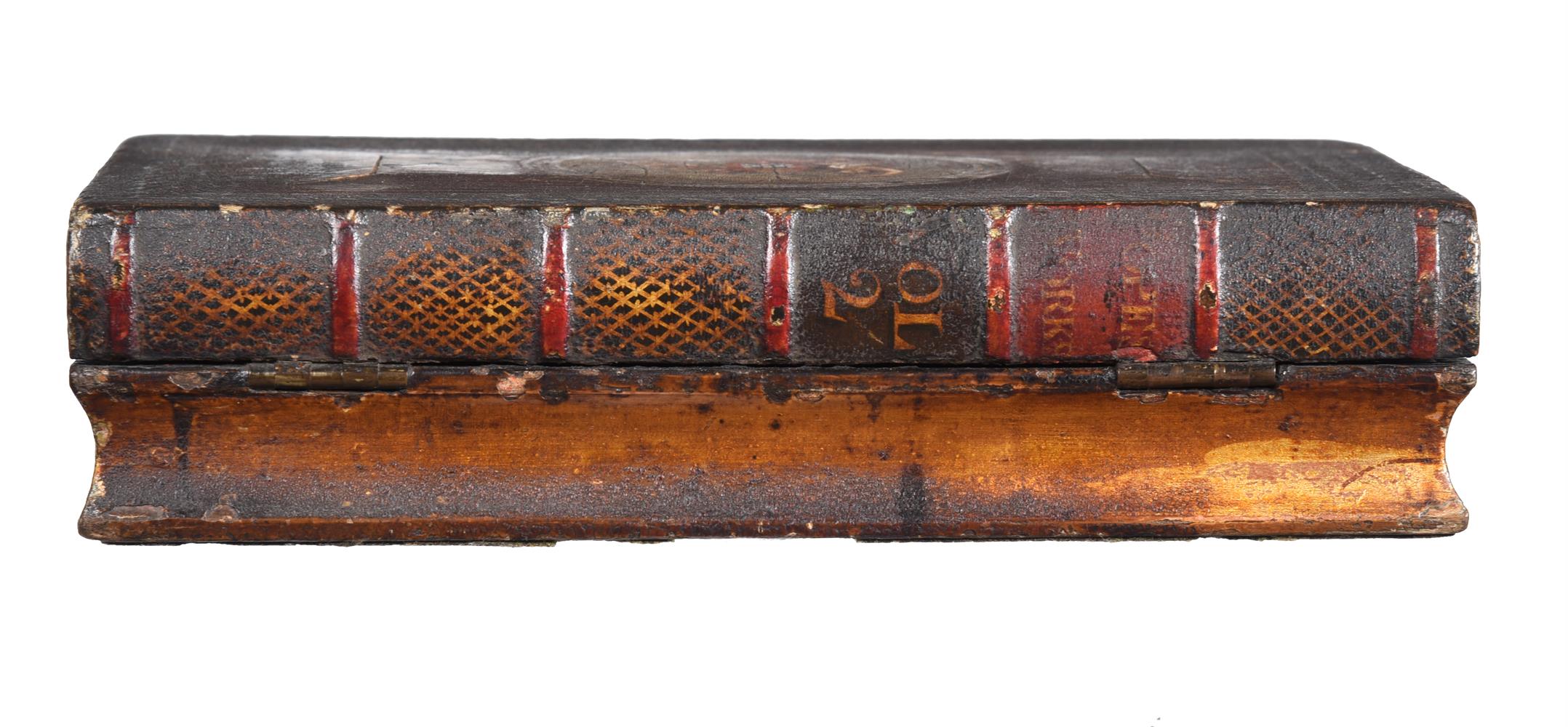 A GEORGE III PAINTED AND PARCEL GILT NOVELTY INK STAND IN THE FORM OF TWO STACKED BOOKS - Image 5 of 5