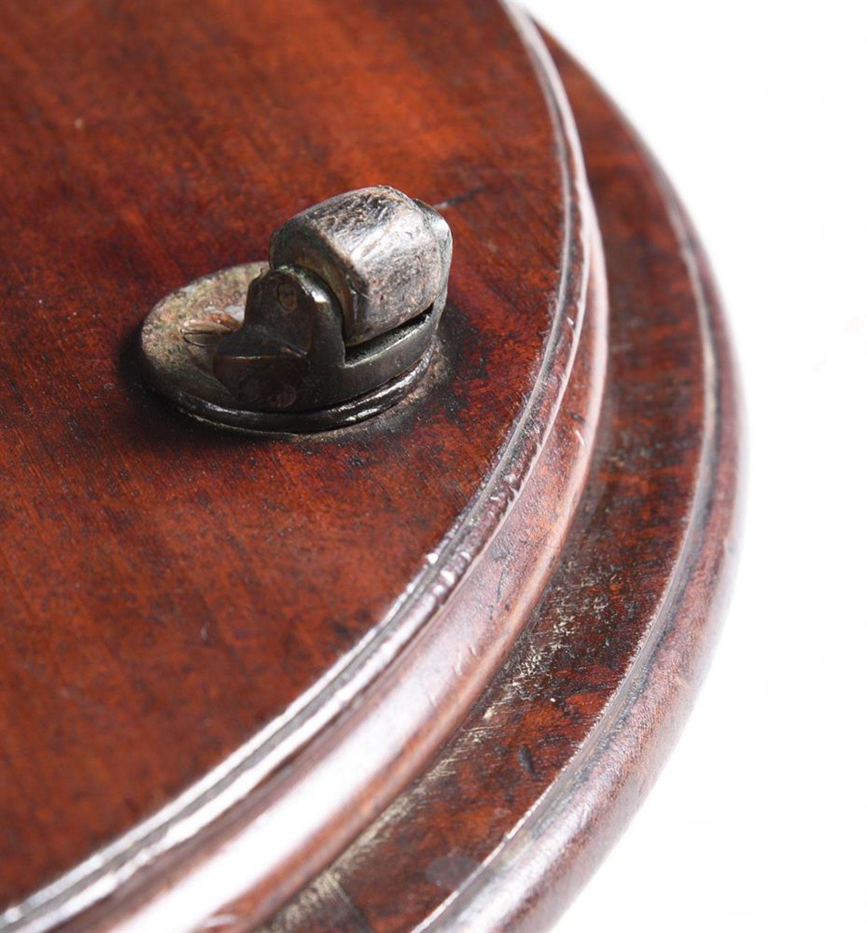 AN UNUSUAL GEORGE III MAHOGANY 'LAZY SUSAN', CIRCA 1800 - Image 4 of 4