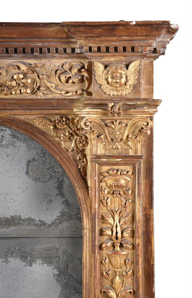 AN ITALIAN CARVED GILTWOOD MIRROR, OF TABERNACLE TYPE, 17TH/18th CENTURY - Image 2 of 6