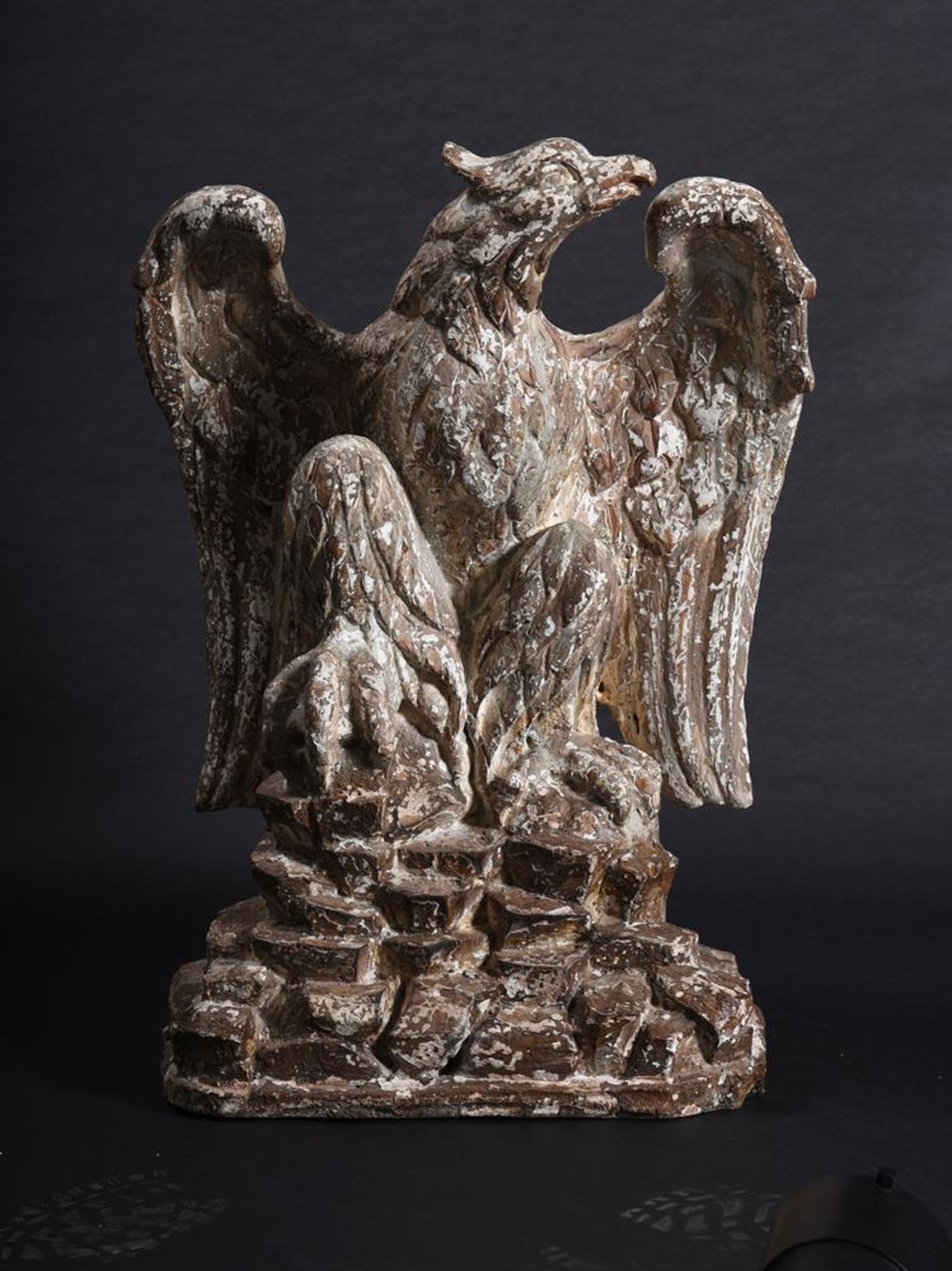 A LARGE CARVED AND PAINTED FIGURE OF AN EAGLE, IN THE MANNER OF WILLIAM KENT - Image 2 of 4