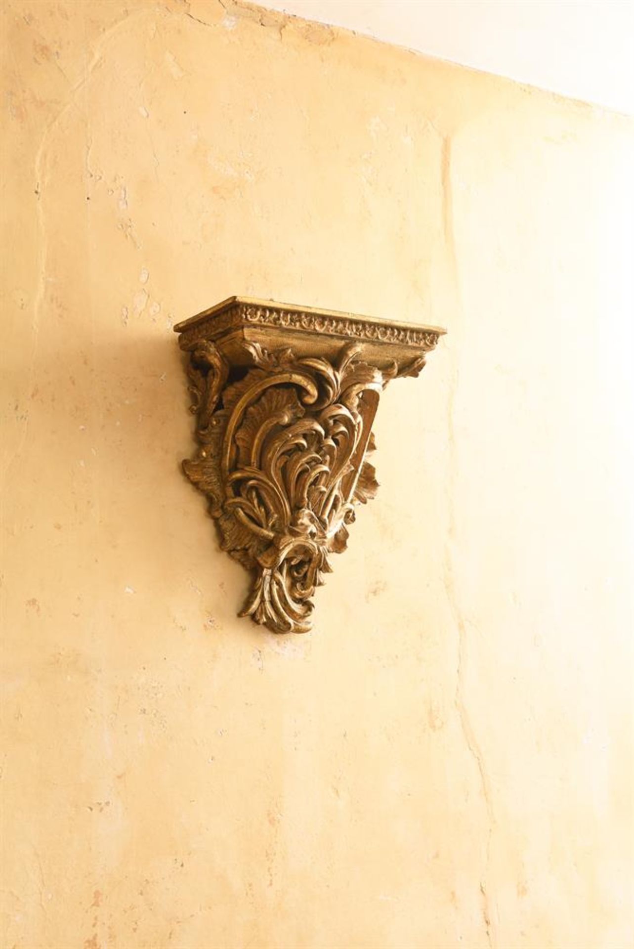 A LARGE CARVED GILTWOOD WALL BRACKET, IN THE MANNER OF JOHN VARDY, 18TH CENTURY - Image 2 of 2