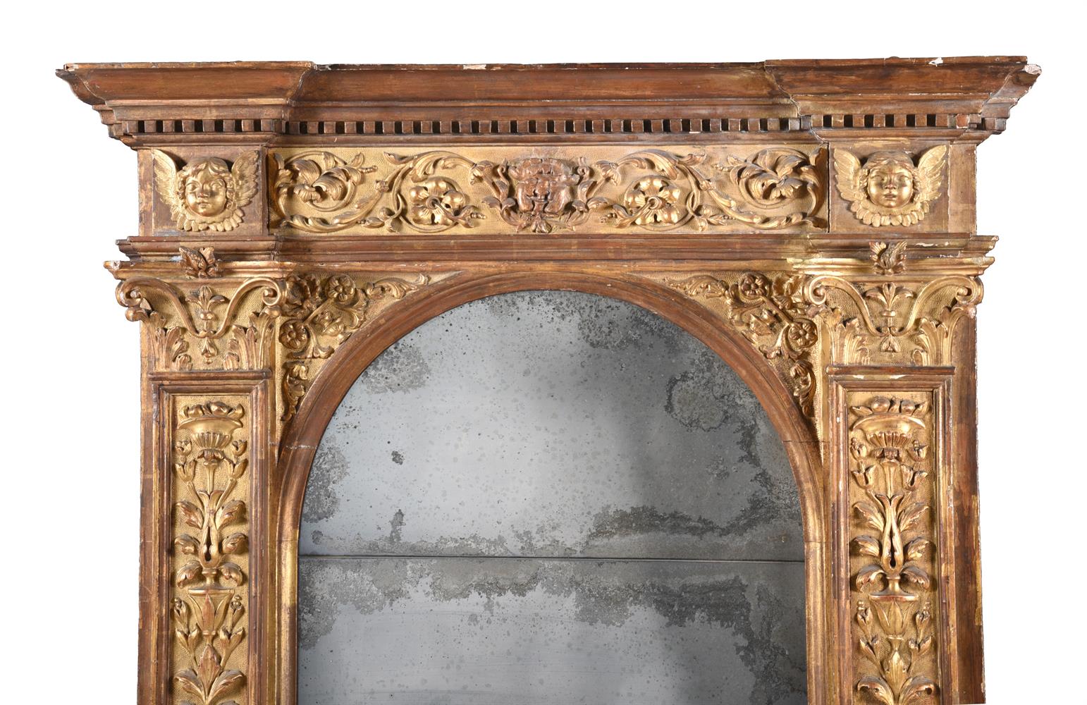 AN ITALIAN CARVED GILTWOOD MIRROR, OF TABERNACLE TYPE, 17TH/18th CENTURY - Image 5 of 6