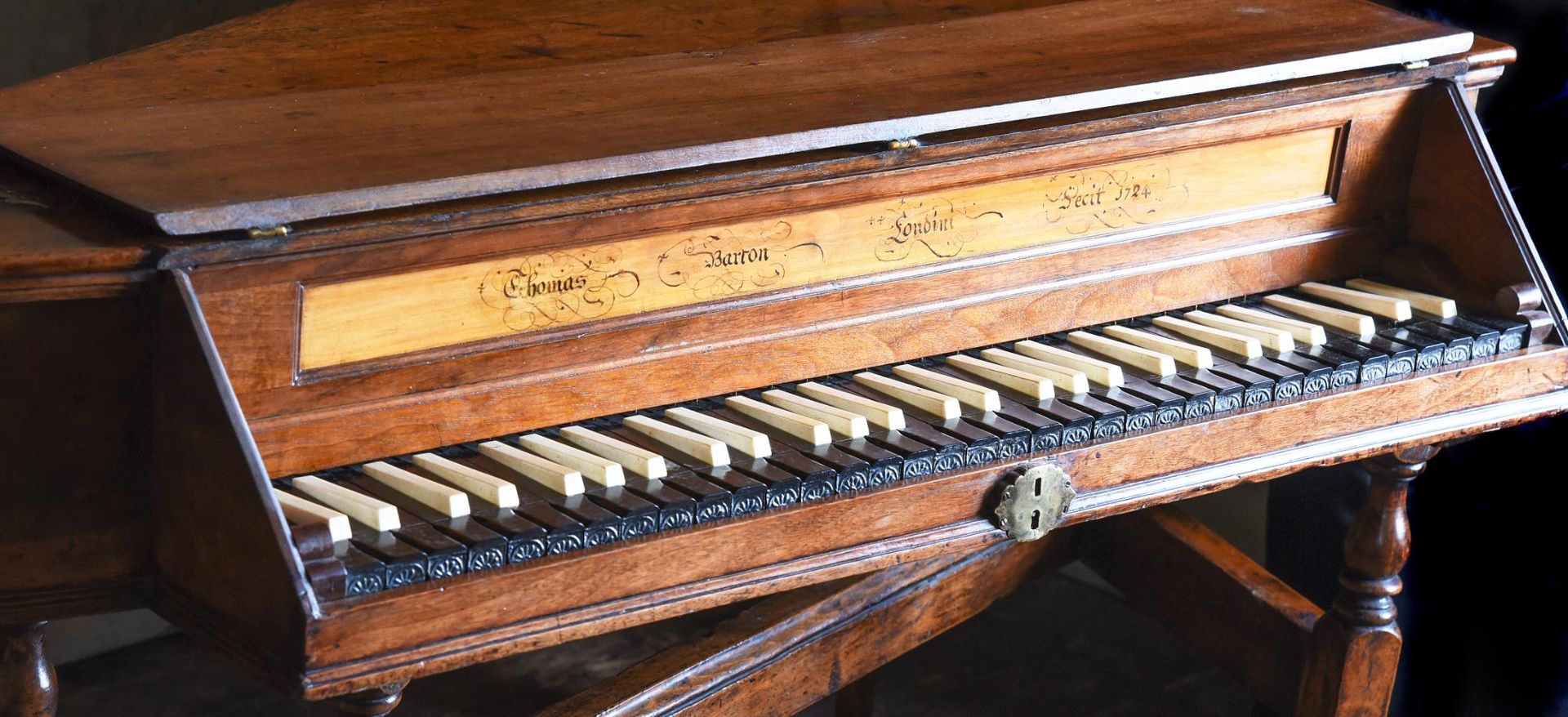 Y A GEORGE I WALNUT BENTSIDE SPINET, ATTRIBUTED TO THOMAS BARTON, BISHOPSGATE, LONDON, CIRCA 1724 - Image 4 of 4