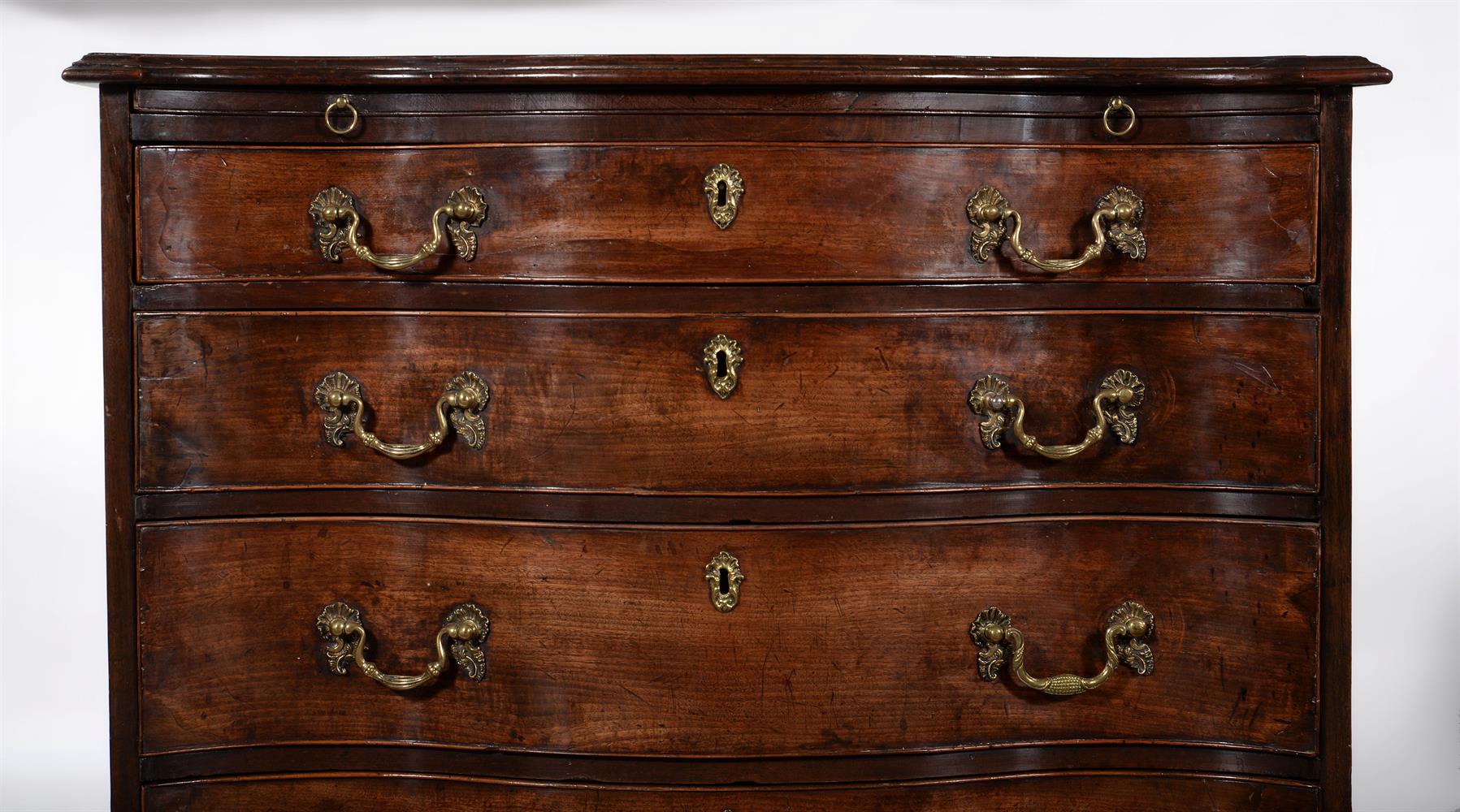 A GEORGE III MAHOGANY AND CROSSBANDED SERPENTINE FRONT COMMODE, IN THE MANNER OF THOMAS CHIPPENDALE - Image 3 of 5