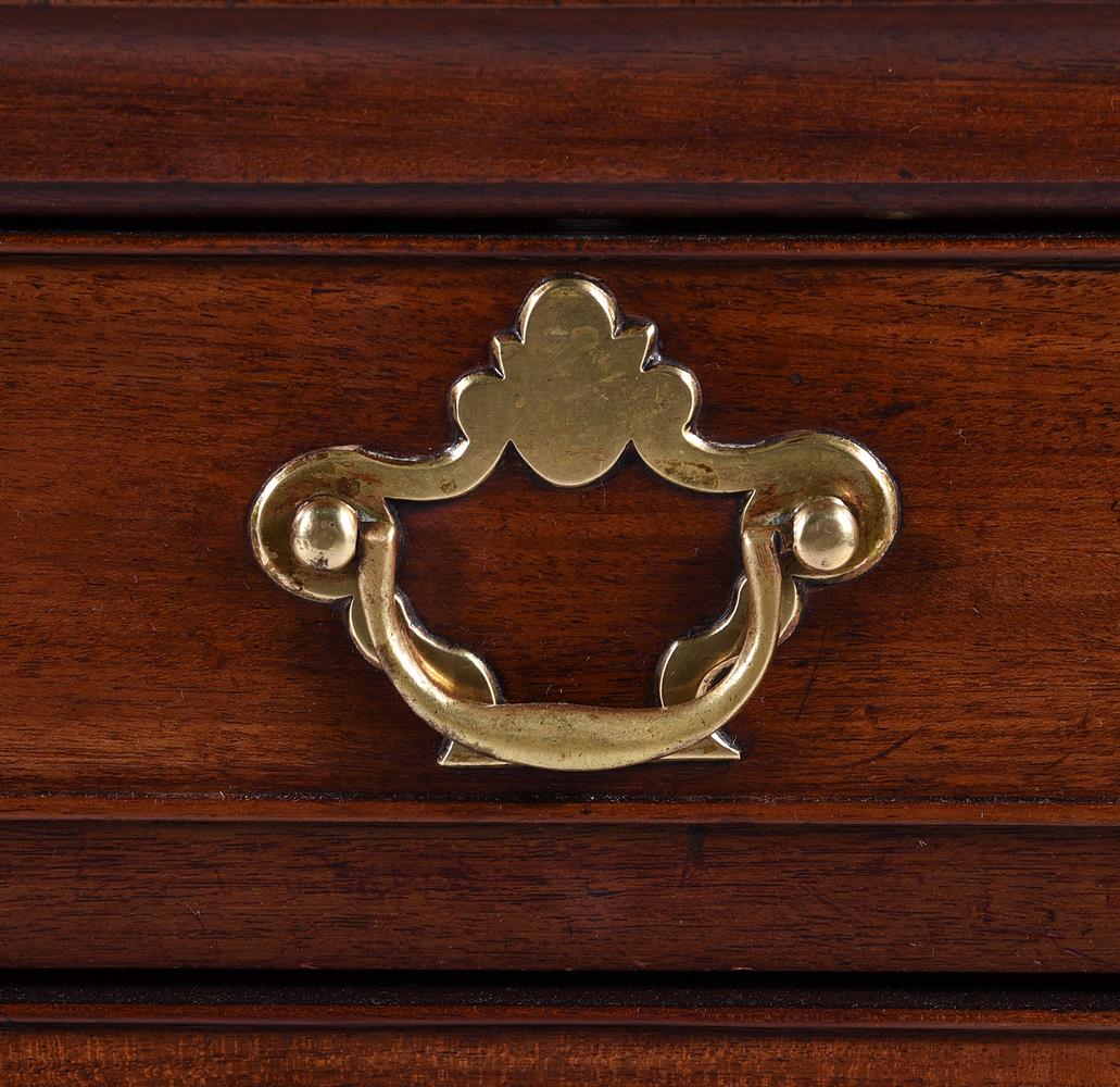 A GEORGE III MAHOGANY CHEST OF DRAWERS - Image 3 of 4