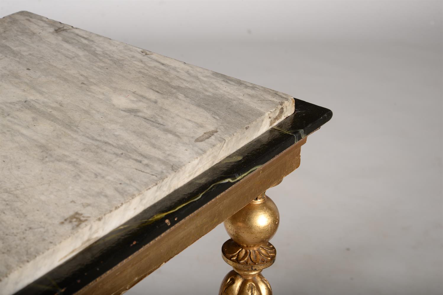 A GILTWOOD AND SIMULATED MARBLE CONSOLE TABLE - Image 5 of 5