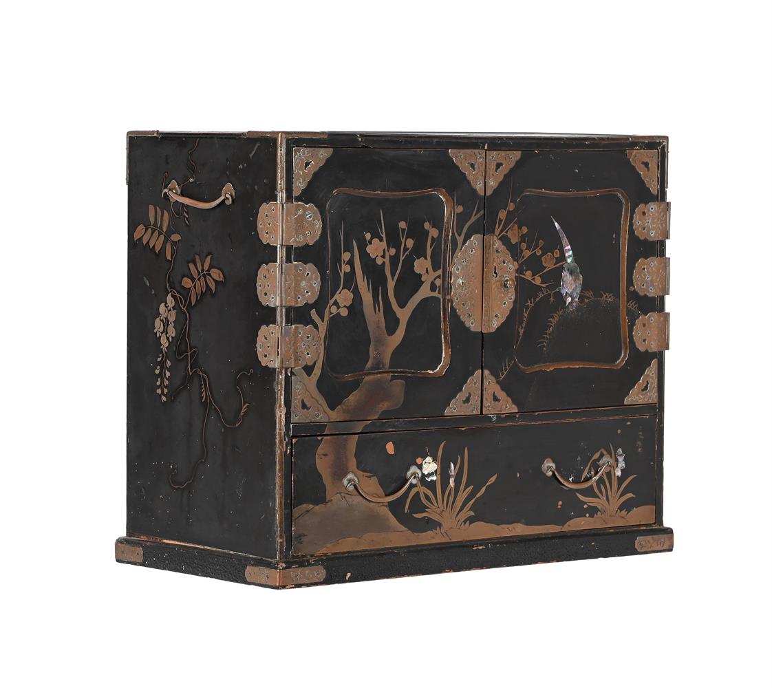A JAPANESE EXPORT BLACK LACQUERED AND GILT METAL MOUNTED TABLE TOP WORK BOX - Image 3 of 4
