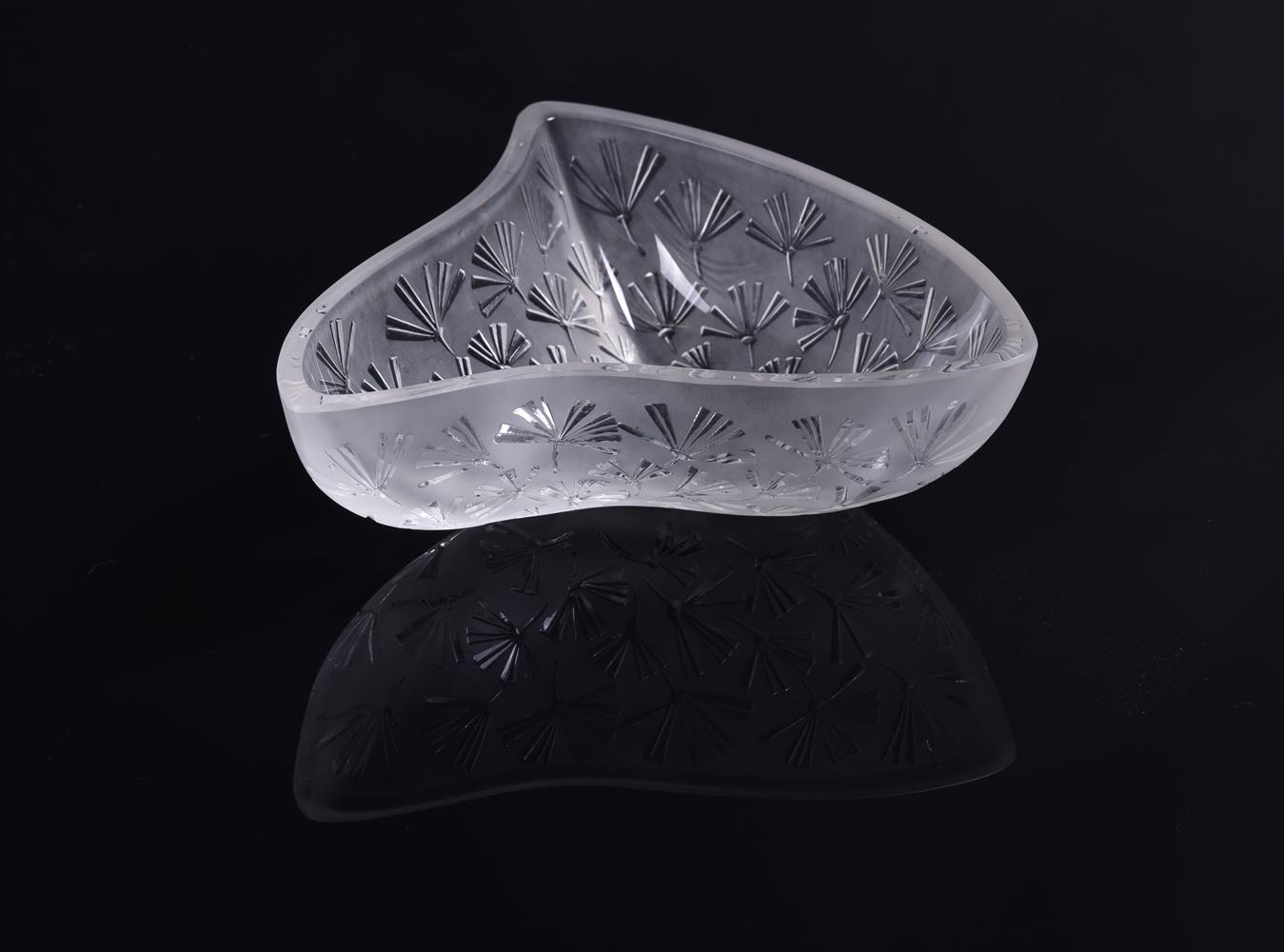 A GROUP OF FOUR CRYSTAL LALIQUE SMALL BOWLS - Image 2 of 16