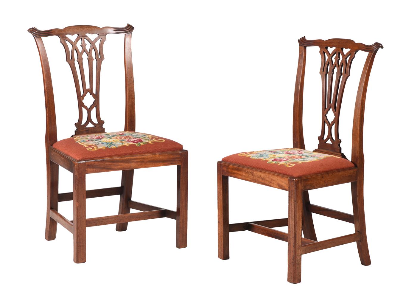 A SET OF FOUR GEORGE III MAHOGANY DINING CHAIRS - Image 2 of 4