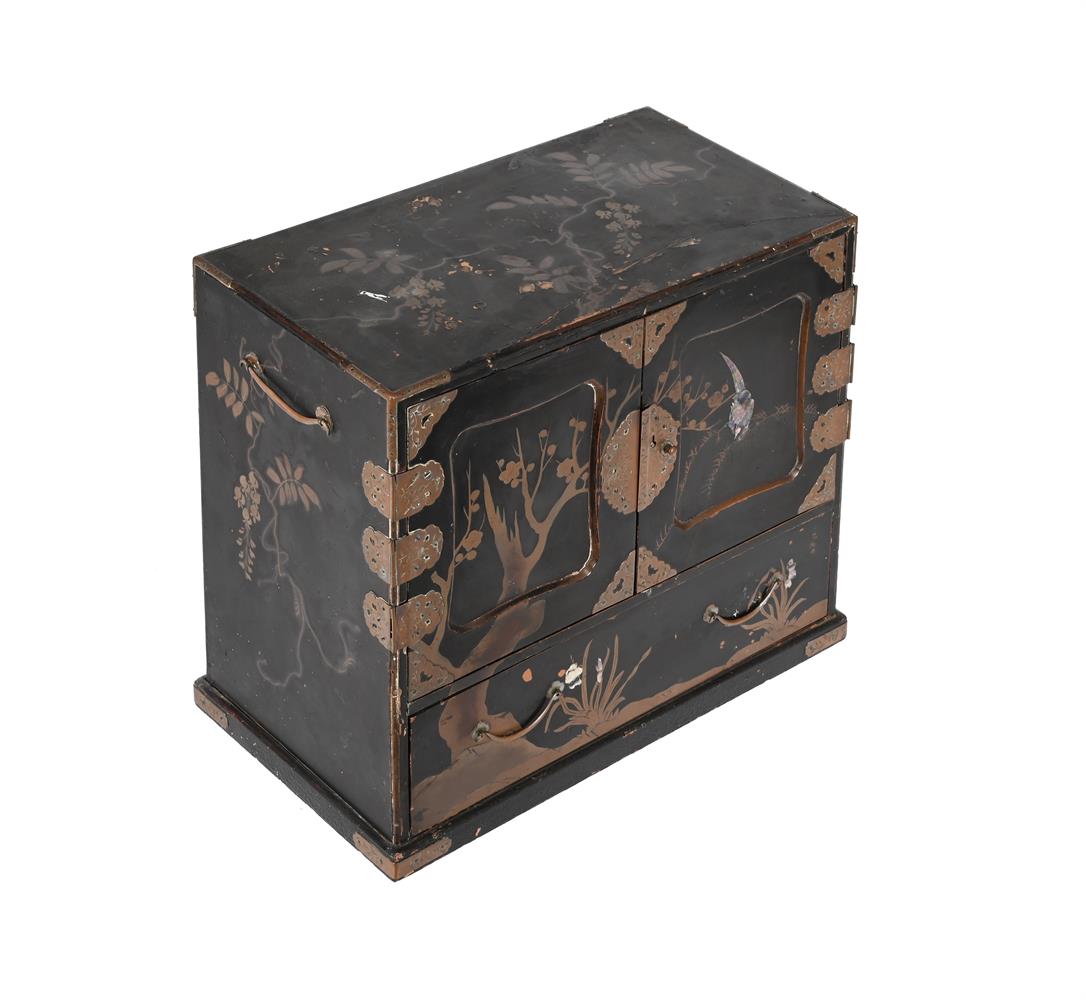 A JAPANESE EXPORT BLACK LACQUERED AND GILT METAL MOUNTED TABLE TOP WORK BOX - Image 4 of 4