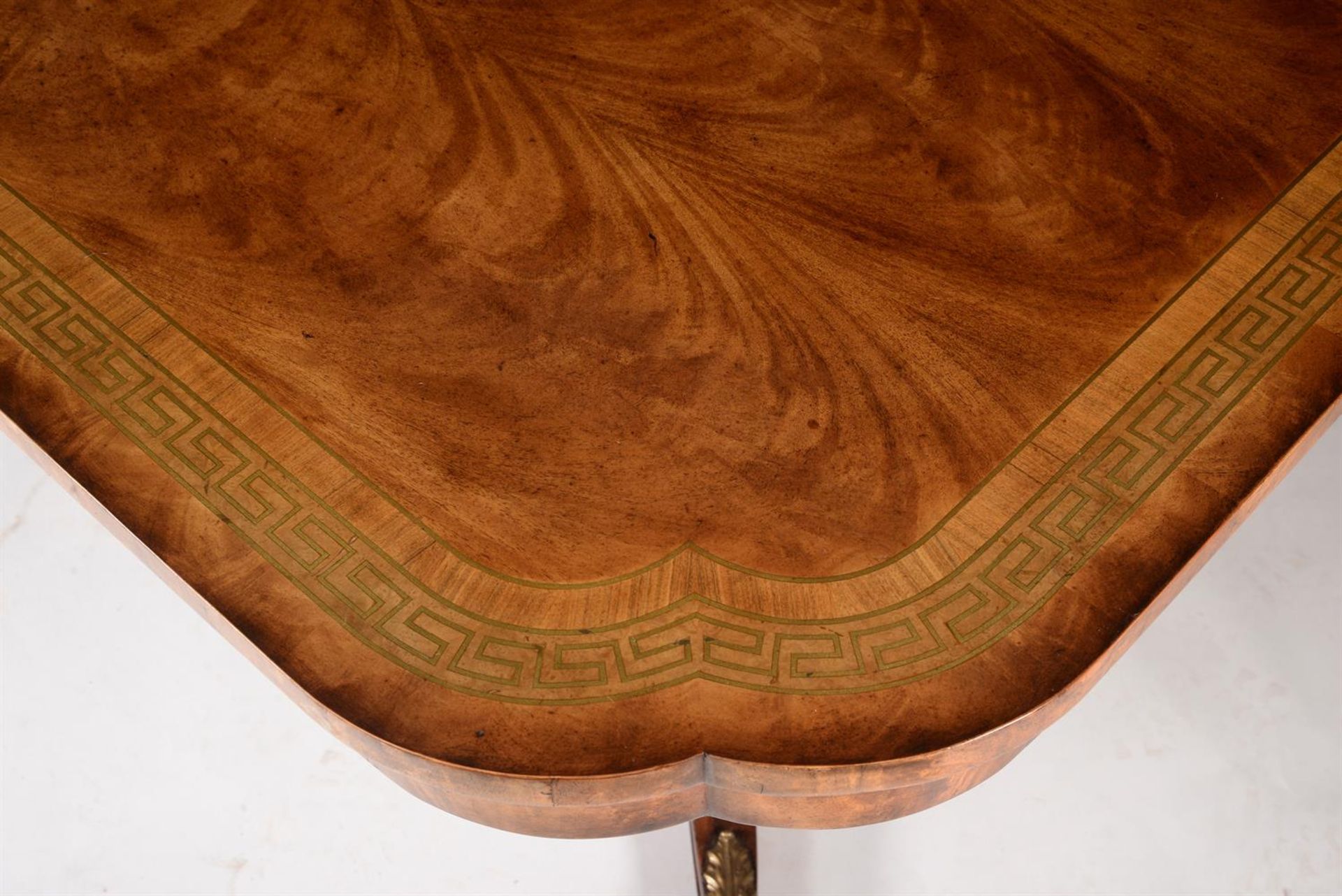 A MAHOGANY AND BRASS INLAID DINING TABLE IN REGENCY STYLE - Bild 3 aus 3