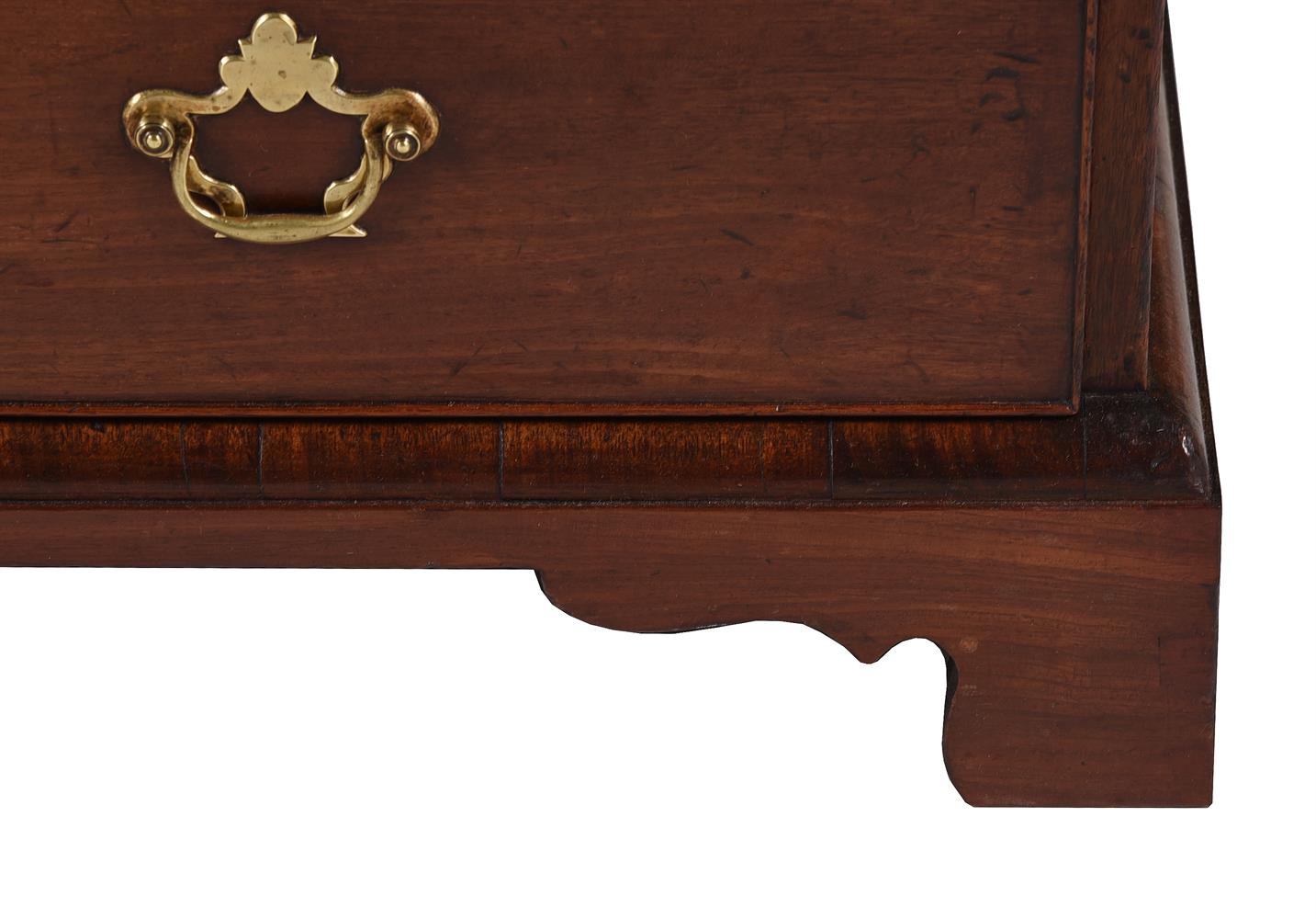 A GEORGE III MAHOGANY CHEST OF DRAWERS - Image 4 of 4