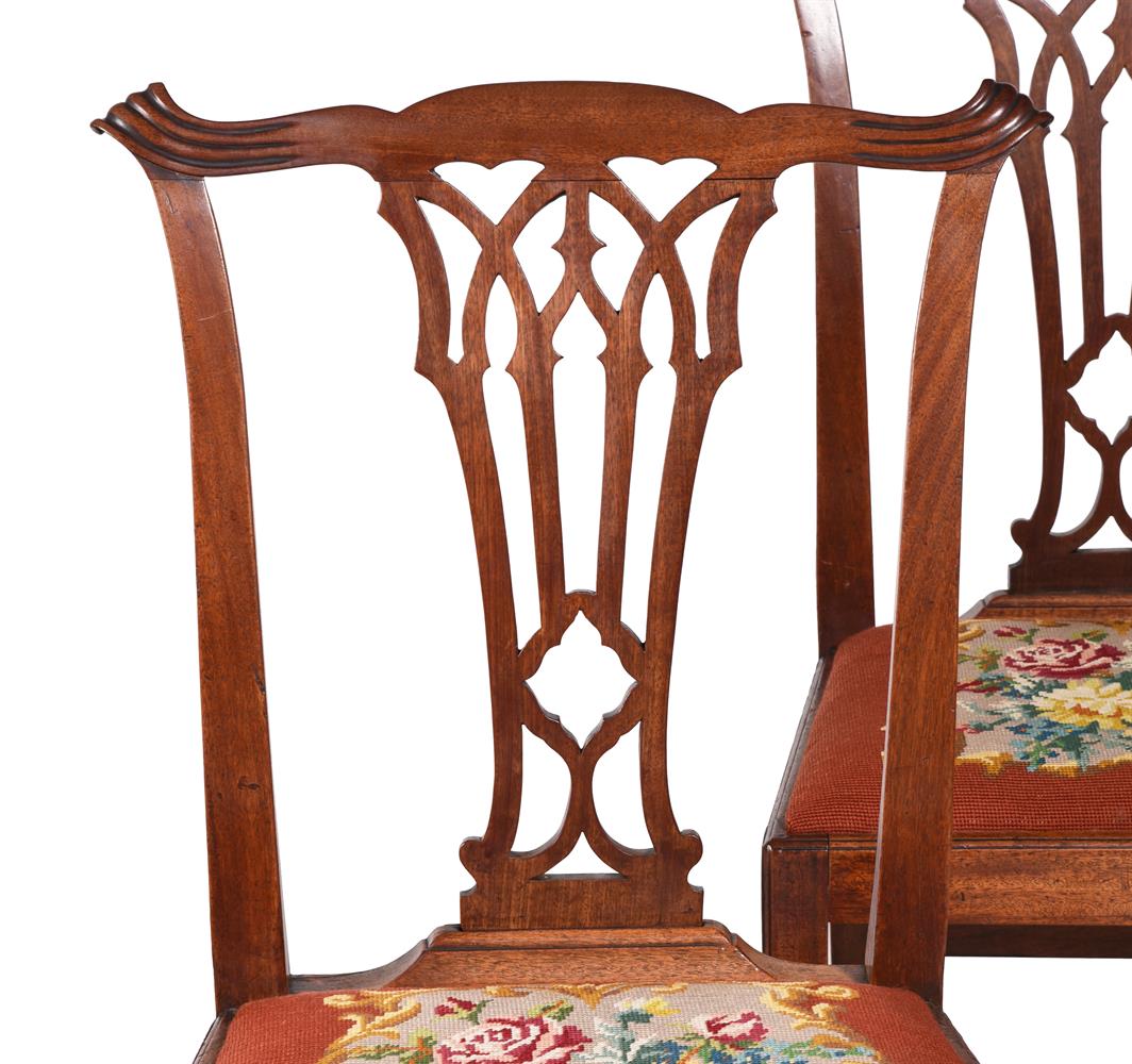 A SET OF FOUR GEORGE III MAHOGANY DINING CHAIRS - Image 3 of 4