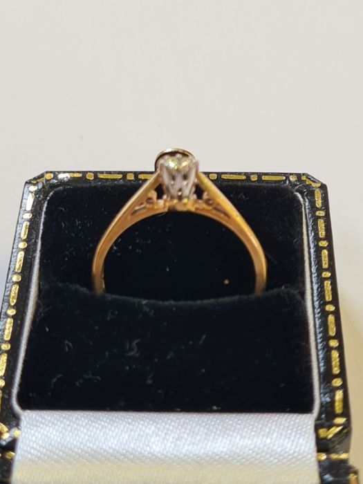 18ct yellow gold single stone diamond ring in shouldered claw setting. - Image 2 of 4