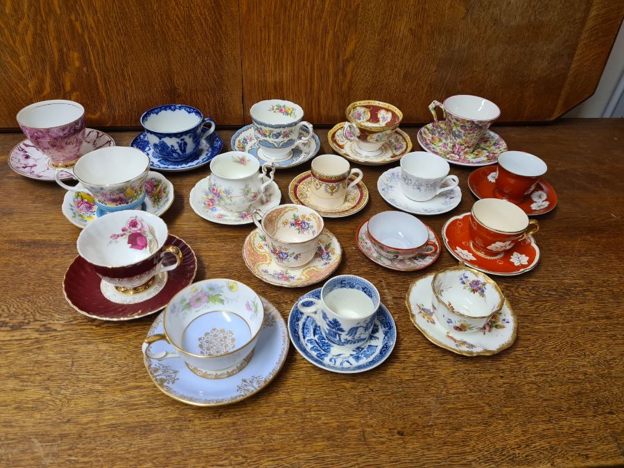 A collection of 17 decorative porcelain and pottery tea cups and saucers, Royal Albert, Crown