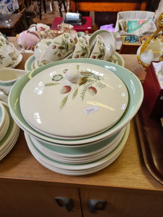 Wood Bros. Clovelly pattern dinner service comprising 6 dinner, side and dessert plates, 6 soup - Image 3 of 5