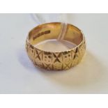 18ct yellow gold ring with cross cut and dotted decoration, 5.5g.