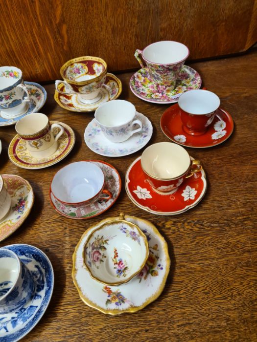 A collection of 17 decorative porcelain and pottery tea cups and saucers, Royal Albert, Crown - Image 4 of 4