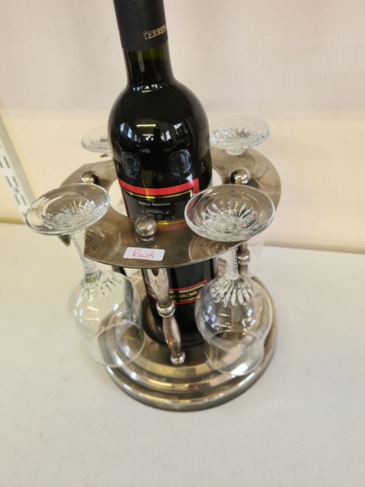 A modern EPNS wine bottle and glass stand with turned pillar supports. - Bild 2 aus 3