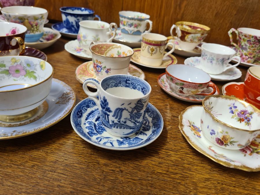 A collection of 17 decorative porcelain and pottery tea cups and saucers, Royal Albert, Crown - Image 3 of 4