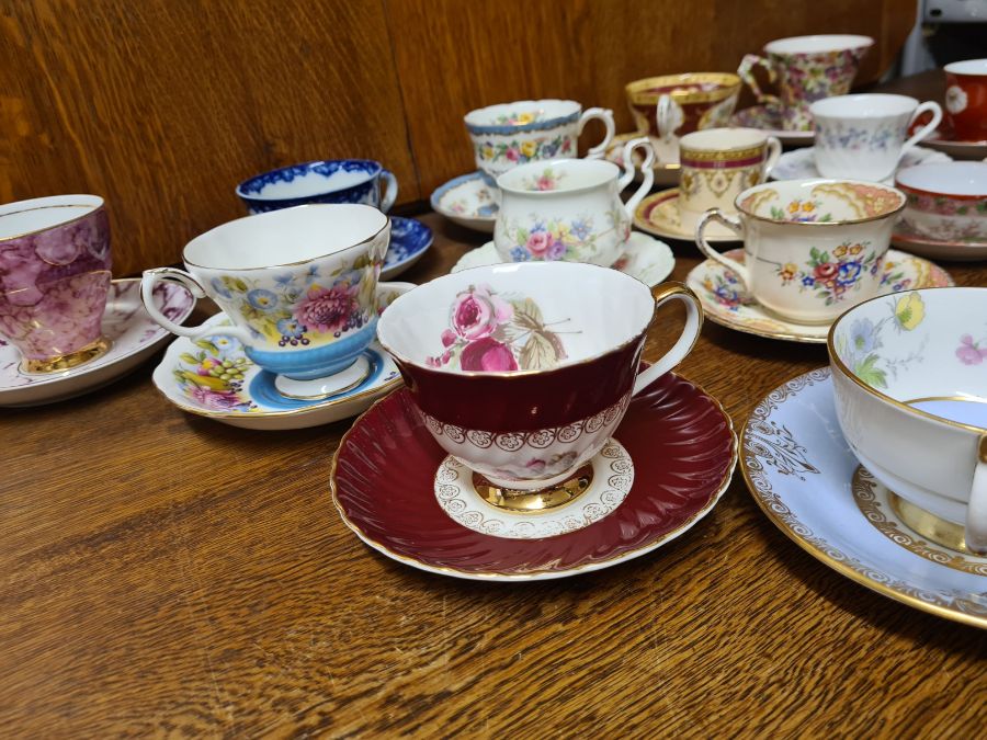 A collection of 17 decorative porcelain and pottery tea cups and saucers, Royal Albert, Crown - Image 2 of 4